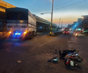 Va chạm với xe chở rau, người cha bị thương nặng, con trai nhỏ tử nạn