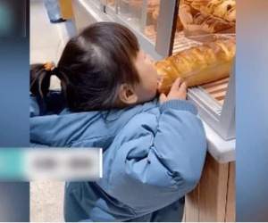 Phát hiện bé gái lén ăn vụng chiếc bánh mỳ trong cửa hàng, ông chủ quán chỉ nói đúng 1 câu nhưng ai cũng thầm khâm phục