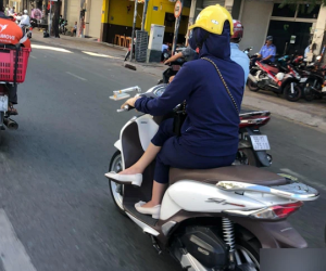 “Lịch sự” quá nhiều lúc cũng khổ điển hình như phong cách ngồi khép nép đến lạ của nữ “ninja đường phố”