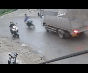 Vào cua với tốc độ ‘bàn thờ’, nam thanh niên lao thẳng vào đầu xe tải