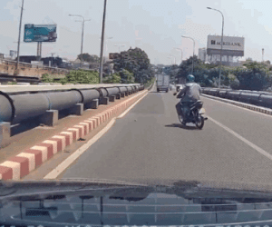 Clip: Dừng xe nhặt tiền rơi, người đàn ông bị Mercedes tông trúng