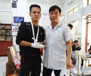 'Người hùng' Nguyễn Ngọc Mạnh bị rạn xương ngón tay, chưa bắt đầu công việc bình thường