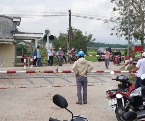 Ô tô vượt gác chắn tàu hỏa, 3 người trong gia đình thương vong