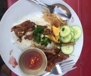 Thấy ông cụ bán vé số gọi đĩa cơm chan nước thịt, chàng trai vừa định đứng ra thêm thịt cá đã chùn chân vì hành động của cô gái bàn bên