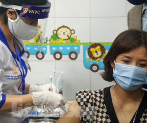 Cận cảnh những mũi tiêm vắc xin COVID-19 đầu tiên ở 'điểm nóng' Hải Dương