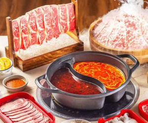 Cửa hàng lẩu buffet nổi tiếng Hà Nội bị tố thức ăn có gián, phi lê cá còn xương khiến KH bị hóc phải mổ nội soi, dịch vụ chậm