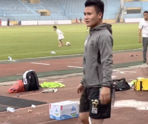 Quang Hải chấn thương phải bỏ tập, bác sĩ Choi đề nghị thăm khám