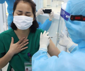 Những người đầu tiên tại Hà Nội và TP.HCM được tiêm vaccine phòng Covid-19