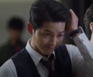 Vincenzo tập 6: Song Joong Ki đi hầu tòa mà đầy sang chảnh, còn chơi chiêu thả ong chích vêu mồm thẩm phán