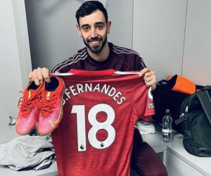 Bruno Fernandes đấu giá giày và áo đấu sau trận thắng Man City