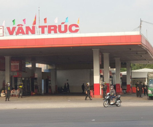 Video: Hàng chục cảnh sát vây 2 cây xăng tại Bình Dương