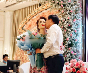 Ông Dũng 'lò vôi' khiến hàng nghìn người xuýt xoa khi ôm hôn bà Phương Hằng ngay trên sân khấu