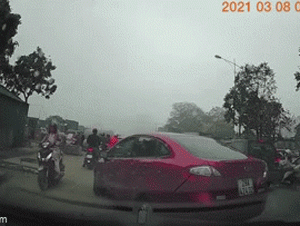 Video: Muốn quay xe nhưng đạp nhầm chân ga, nữ tài xế đâm trúng 3 ô tô khiến nhiều người sợ hãi