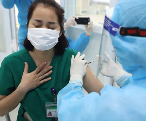 Nữ điều dưỡng tại Hà Nội sốt nhẹ sau khi tiêm vaccine Covid-19