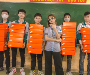 Chuẩn bị quà 8/3 trong hộp đựng giày Nike, nhóm nam sinh khiến các bạn nữ cùng lớp có 1 kỷ niệm khó quên