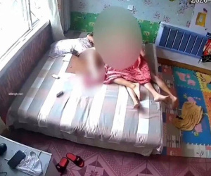 Mặc kệ con nhỏ đang nằm cạnh, cặp vợ chồng thản nhiên đắp chăn làm chuyện nhạy cảm, phớt lờ những ảnh hưởng xấu tới con