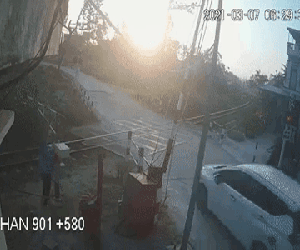 Vụ tàu hỏa hất văng ô tô: Nhân viên gác chắn hoảng loạn nghỉ điều trị tâm lý