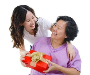 Cùng được tặng quà 8/3 nhưng mẹ chồng chỉ khoe quà con gái mà 'quên' con dâu, phản ứng bình tĩnh và 'câu tuyên bố' của nàng dâu khiến chồng nể bội phần