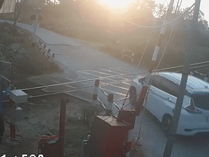 Vụ tàu hất văng ô tô ở Quảng Ngãi: Tài xế đã qua cơn nguy kịch