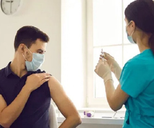 Hành động không nên làm 2 giờ trước và sau khi tiêm vắc xin Covid-19