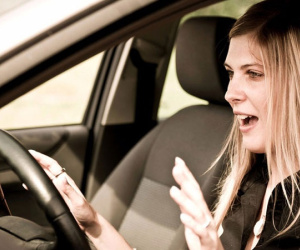 Cách xử lý khi ô tô đột ngột tăng tốc