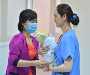 Bác sĩ rơi nước mắt khi chứng kiến bé trai bị bỏ rơi vào ngày 29 Tết được đón về 'nhà mới'