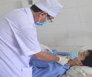 Nam thanh niên chạy xe máy bị dây văng công trình vướng vào cổ, cắt đôi khí quản