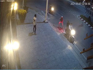 Clip: Nam thanh niên bị nhóm côn đồ đuổi chém tới tấp trong đêm