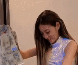 Hot girl 'trứng rán' lộ biểu cảm đặc biệt khi nhận quà 8/3 từ bạn trai