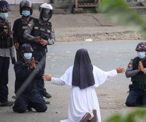 Nữ tu Myanmar quỳ gối, xin lực lượng an ninh đừng bắn người biểu tình: 'Hãy bắn tôi!'