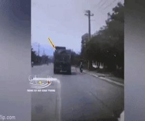 Video: Đâm nam sinh đang đi học về ngã văng ra đường, tài xế xe ben còn có hành động khiến tất cả bức xúc hơn