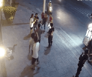 Vụ clip nhóm côn đồ truy sát nạn nhân gục tại chỗ trong đêm: Camera tiết lộ hình ảnh kinh hoàng