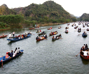 Chùm ảnh: Người dân phấn khởi dọn dẹp, chuẩn bị đò giang để chờ ngày đón khách trở lại Chùa Hương