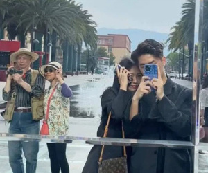 Dân tình phát sốt với bức ảnh hai ông bà đi du lịch và quay vlog, một hành động nhỏ của cụ ông đặc biệt cảm động!