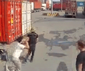 Video Hải Phòng: Sau cãi vã, 2 lái xe container cầm dao hỗn chiến trong kho bãi
