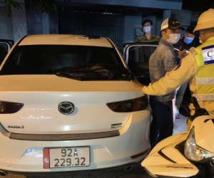 Ô tô chạy quá tốc độ 'lộ' ra ma túy khi bị kiểm tra