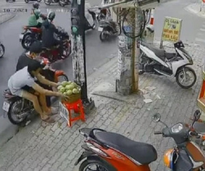 Phẫn nộ clip 3 thanh niên 'chôm' cả rổ xoài của người bán hàng rong ở Sài Gòn rồi phóng xe mất hút
