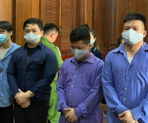 Trộm tiền của khách mua dâm qua lỗ thủng giữa 2 phòng
