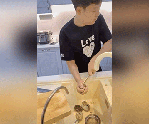 Vợ chồng Trường Giang - Nhã Phương cùng nhau vào bếp, nhìn biểu hiện có thể thấy ngay ai là người nấu ăn chính trong gia đình