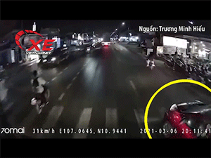 Tránh xe máy trong lúc vượt, ôtô con bị xe tải tông xoay 180 độ