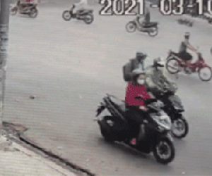 Xe ben ôm cua cuốn người phụ nữ đi xe máy chở 2 cháu nhỏ vào gầm, bé gái 8 tuổi tử vong thương tâm