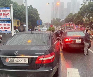 Vụ 2 xe Mercedes trùng biển số tại Hà Nội: Xuất trình đủ giấy tờ vẫn bị giữ dài ngày