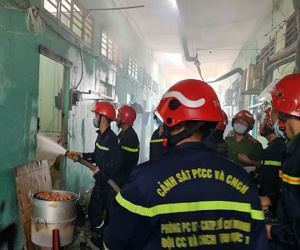 Video: Nhà kho cháy dữ dội lan sang dãy trọ, khói đen cao hàng chục mét