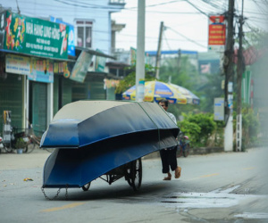 Ảnh: Chùa Hương 'hối hả' trước ngày mở cửa trở lại, tiểu thương rục rịch sắp đồ chuẩn bị đón khách