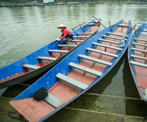 Người dân chùa Hương tất bật chờ đón khách thập phương