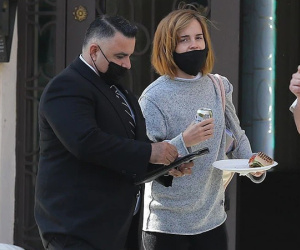 Emma Watson lâu lắm mới lộ diện: Mắt thâm tóc rối nhìn 'già xọm', không nhận ra mỹ nhân Harry Potter ngày nào