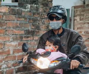 Cuộc sống hiện tại của người bố địu con bán bọc chân chống xe máy ở Hà Nội: Bé gái đã được đến trường