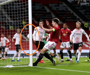 Đối diện khung thành bỏ trống, đội trưởng Man United đá trúng cột dọc một cách 'thần kỳ'