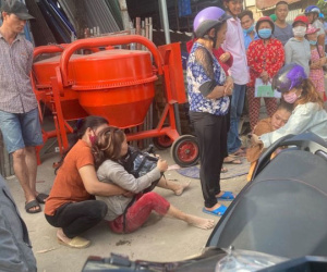 Người nhà vật vã khóc bên thi thể nữ sinh lớp 11 bị xe tải kéo lê