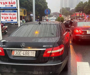 Công an bàn giao ôtô Mercedes E300 biển thật cho chủ sở hữu